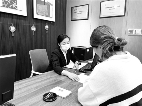 原本需要在房产交易大厅办理的相关业务现在直接送到房产交易的现场